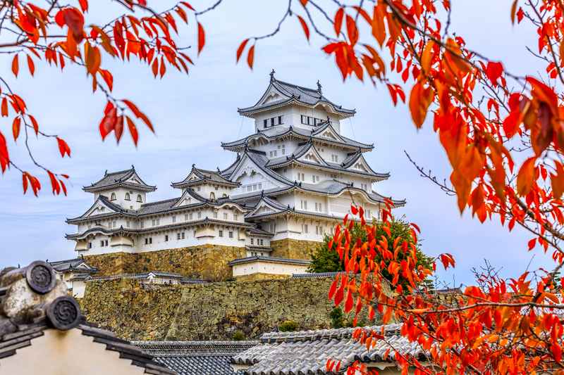 Descubre el majestuoso castillo de Himeji en Japón con viajes juveniles a Japón: un símbolo icónico de la historia japonesa.