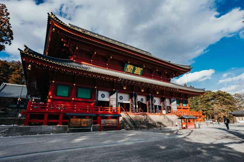 Explora el templo Rinnoji en Japón con viajes juveniles a Japón – un importante santuario budista en Nikko.